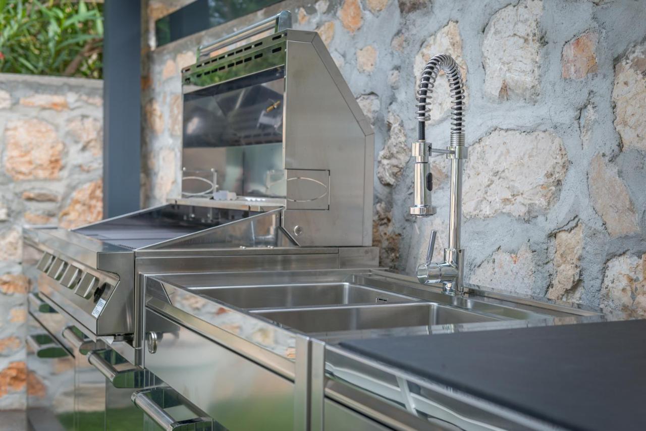 Deluxe Villa Graziella 200 M From The Beach Эз Экстерьер фото